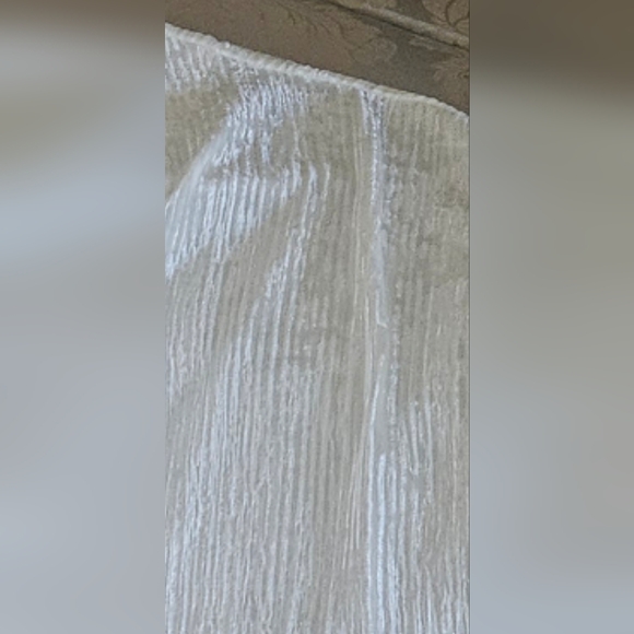 Banana Republic, BRAND NEW, cream Velvety finish short sleeve shirt - Picture 7 of 7